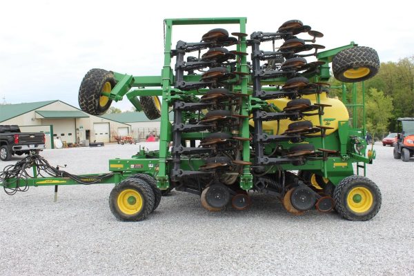 2012 John Deere 1990 Air Seeder - Image 2