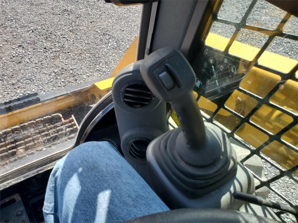 2017 Caterpillar 236D Skid Steer 298 hours - Image 5