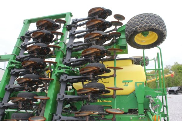 2012 John Deere 1990 Air Seeder - Image 18