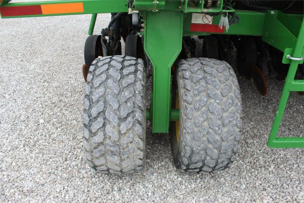 2012 John Deere 1990 Air Seeder - Image 16