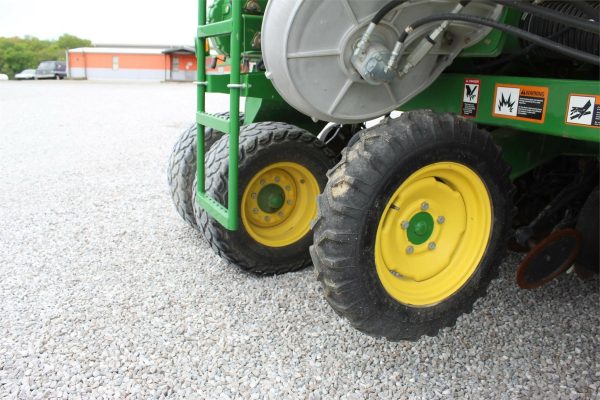 2012 John Deere 1990 Air Seeder - Image 13
